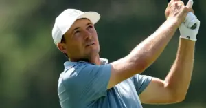 Scottie Scheffler (61) ties course record, takes 3-shot lead in Memphis